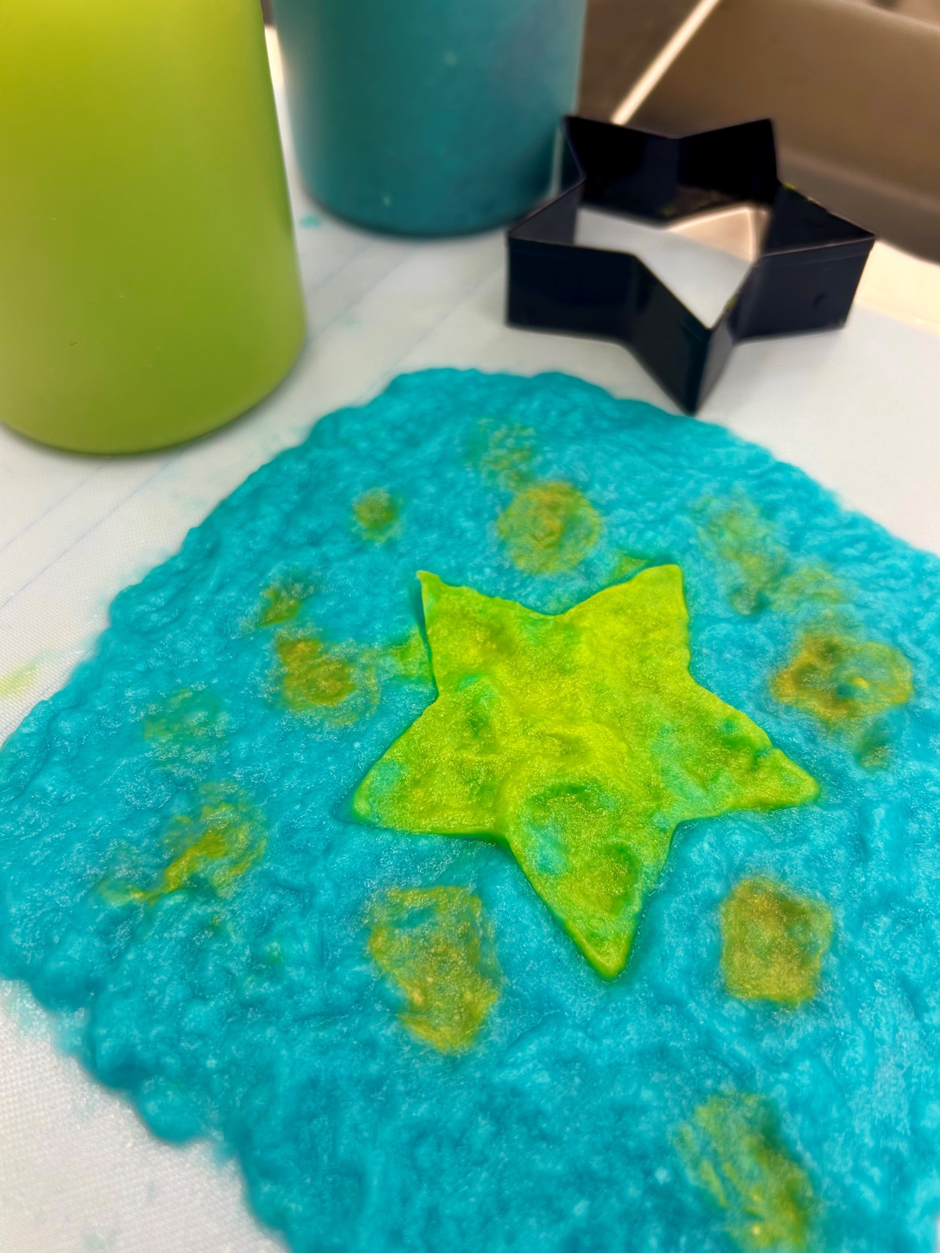 Blue paper pulp in a rectangle with a green star in the middle